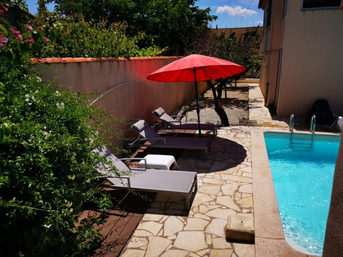 Gites Avec Grande Piscine Et Sa Terrasse Privative Bernis Exterior photo